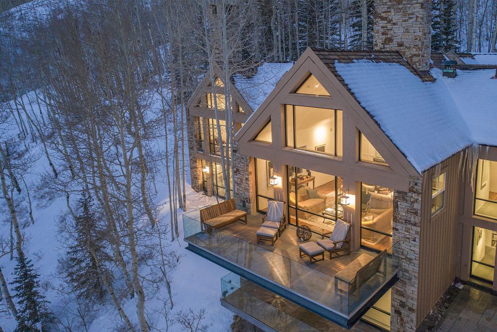 The Colorado Retreat is a estate on a premier 2.8 acres located in the Telluride mountains now available for sale. This home located at 113 Joaquin Rd, Telluride, Colorado; offering 4 bedrooms and 5 bathrooms with over 4,600 square feet of living spaces.