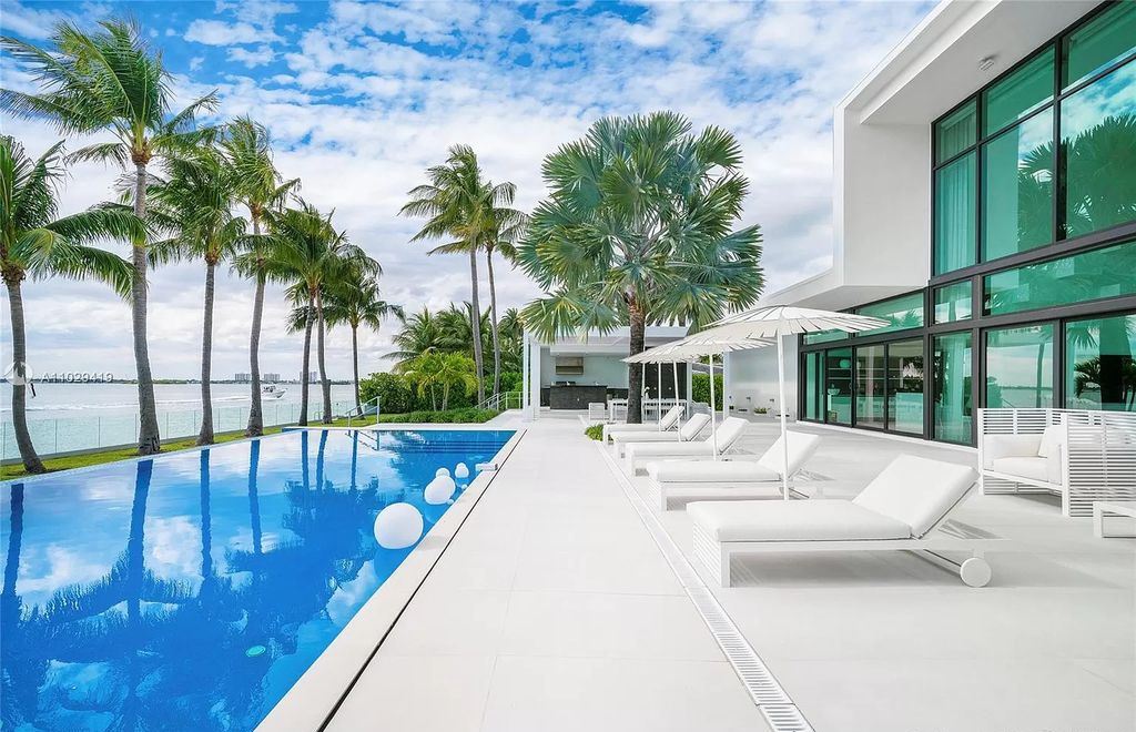 A-Truly-Amazing-Modern-Mansion-in-Miami-Beach-hits-Market-for-42500000-31