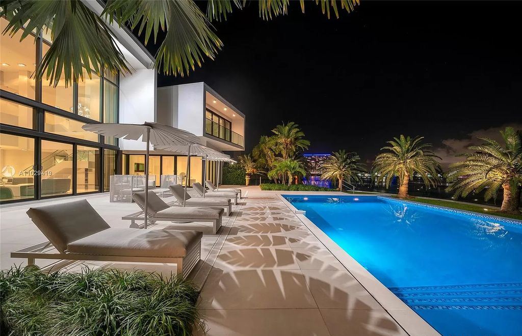 A-Truly-Amazing-Modern-Mansion-in-Miami-Beach-hits-Market-for-42500000-6