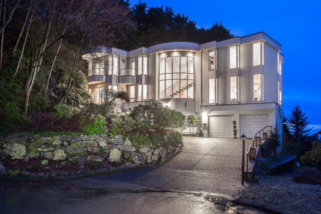 The Amazing Ocean view House in West Vancouver is a luxurious home now available for sale. This home located at 4775 Woodside Place, West Vancouver, BC, Canada