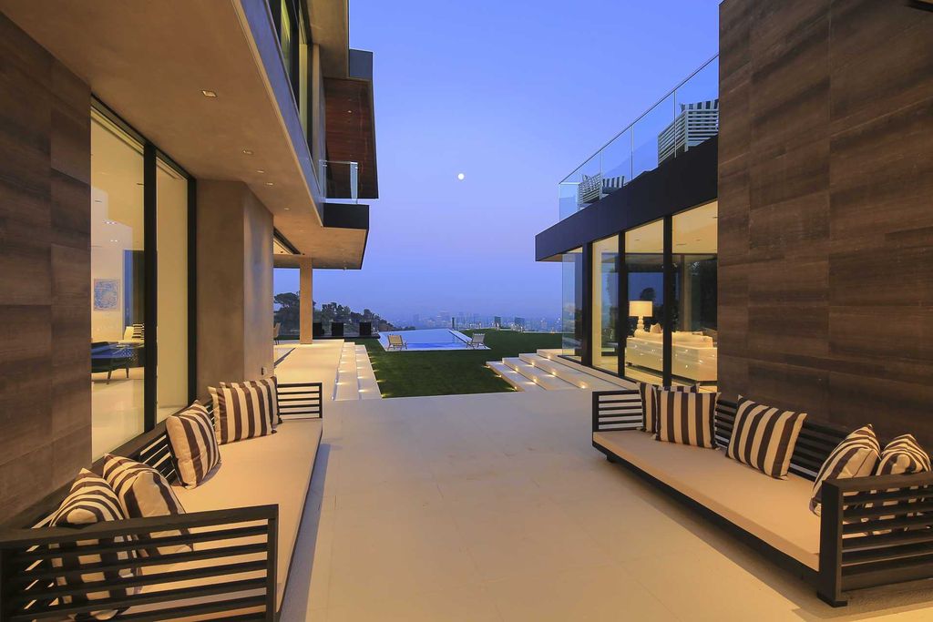 An-Entertainers-Dream-Home-in-Los-Angeles-listed-for-24995000-showcases-Unobstructed-Views-21
