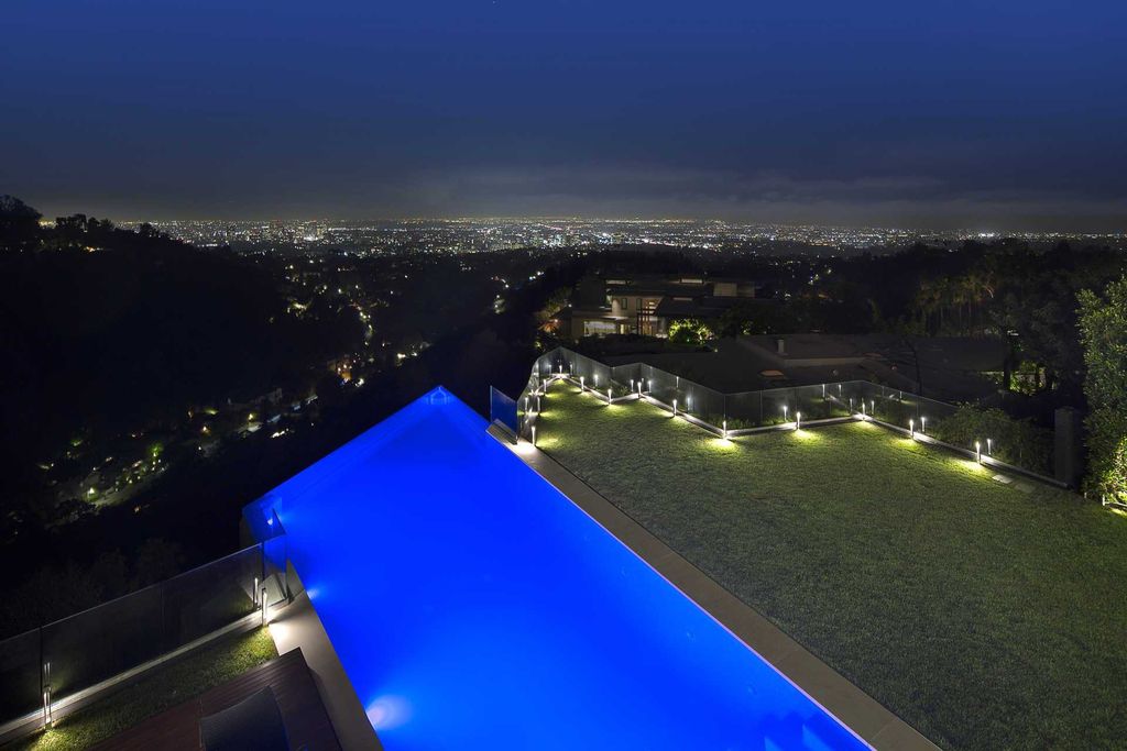 An-Entertainers-Dream-Home-in-Los-Angeles-listed-for-24995000-showcases-Unobstructed-Views-26
