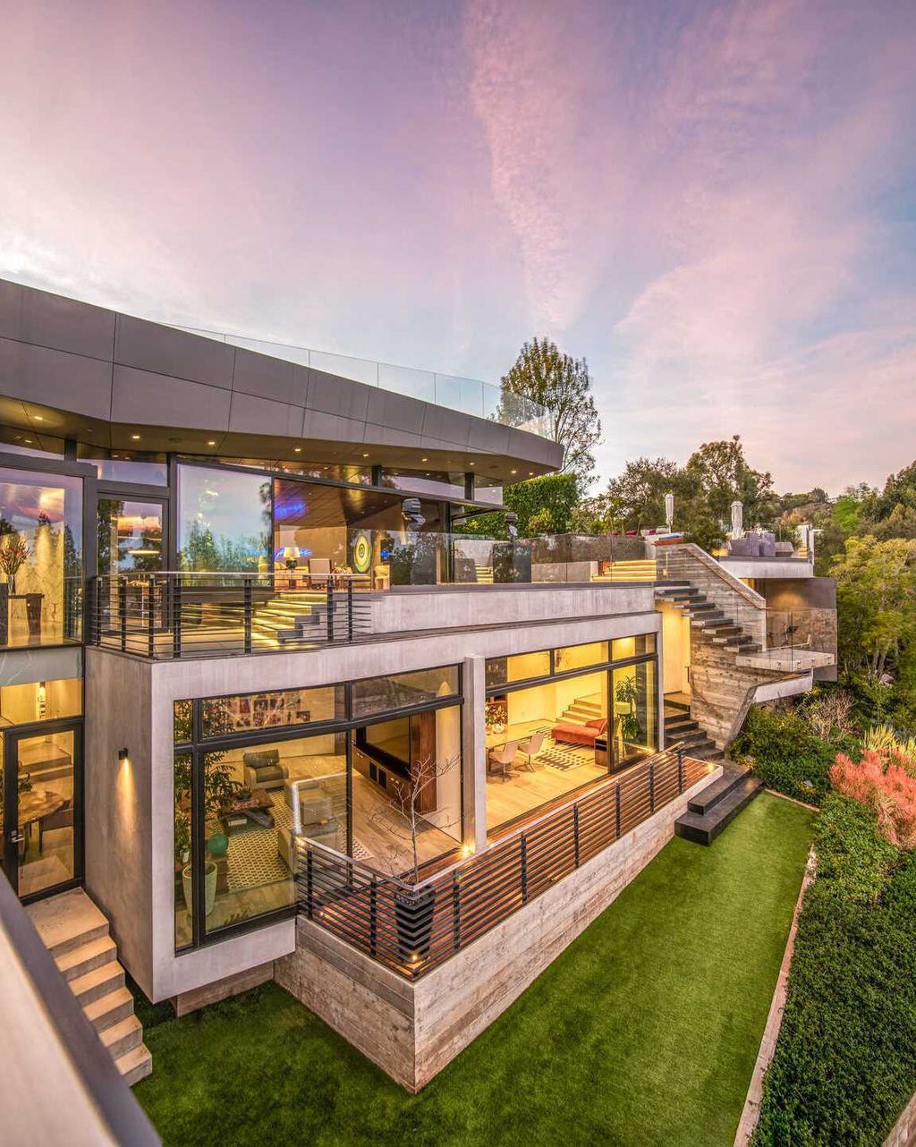 The Architectural Home in Brentwood is an ultra modern design to create comfortable and modern living spaces now available for sale. This home located at 314 N Barrington Ave, Los Angeles, California; offering 5 bedrooms and 9 bathrooms with over 8,000 square feet of living spaces.