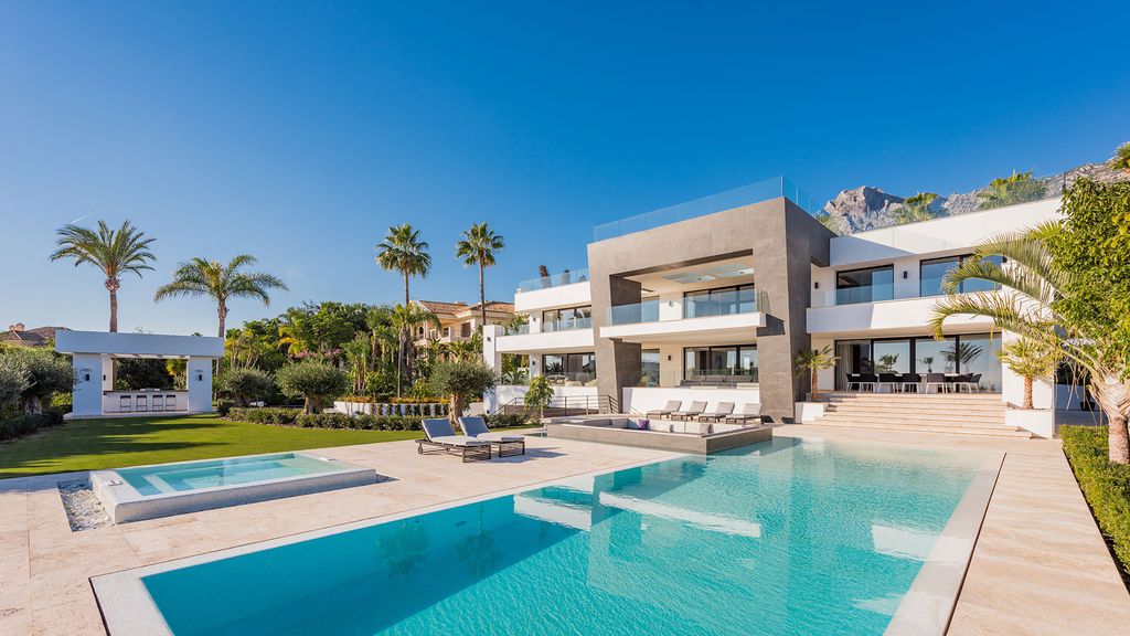 Art Luxury Villa Mozart with Stunning Mediterranean View by Ark architects