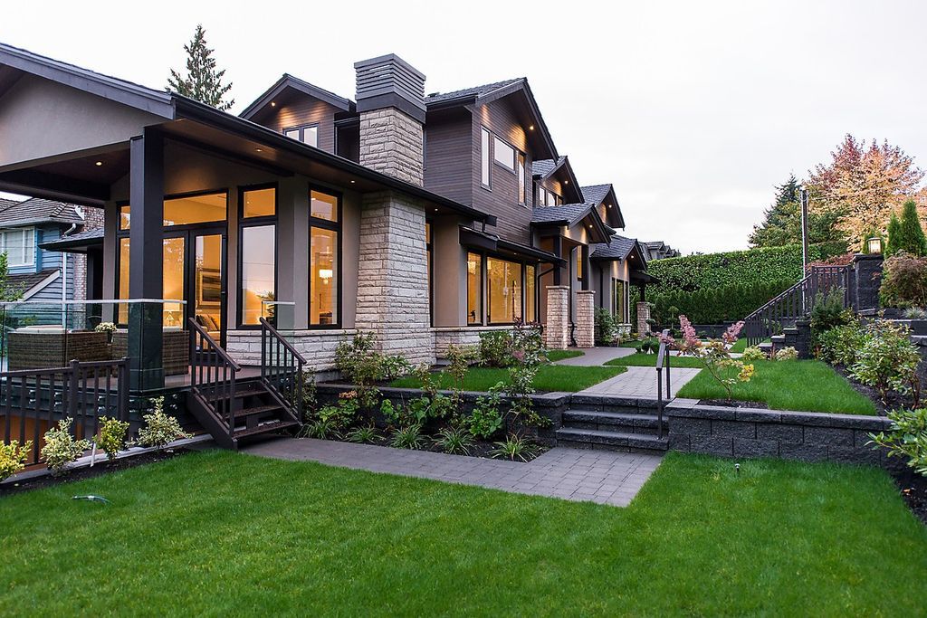 This Beautiful Contemporary Home in West Vancouver, Canada was constructed by prestigious Marble Construction. The house is located in the charming Lower Dundarave, one of the most luxury place on the West Vancouver