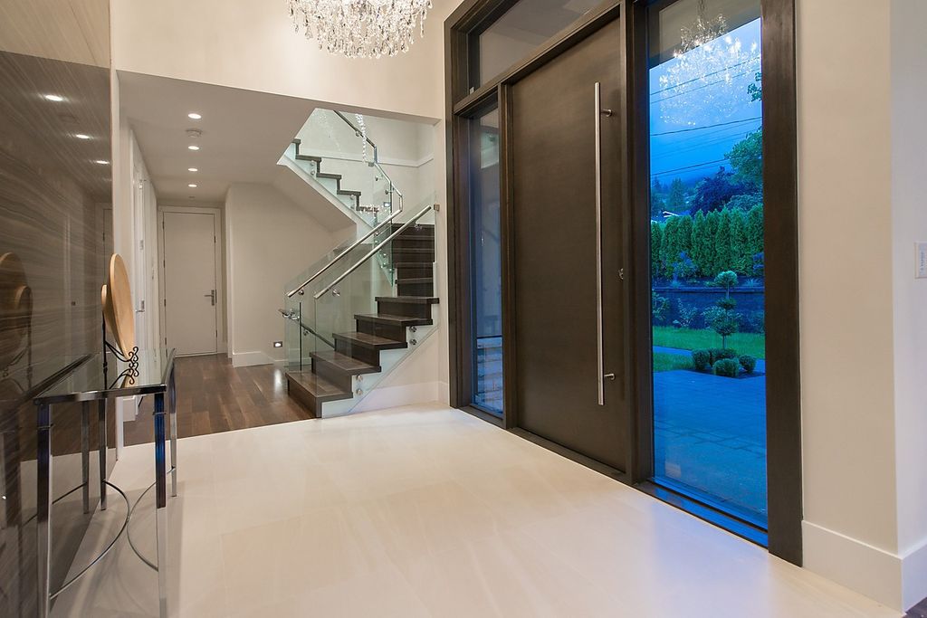 This Beautiful Contemporary Home in West Vancouver, Canada was constructed by prestigious Marble Construction. The house is located in the charming Lower Dundarave, one of the most luxury place on the West Vancouver