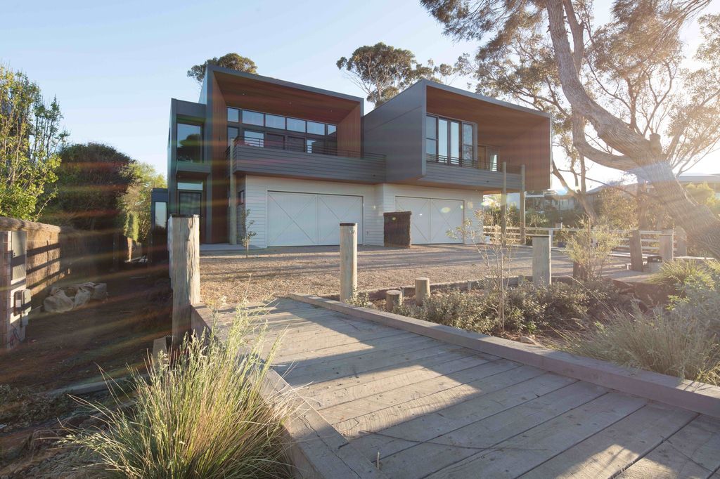 Beautiful Mornington Beach Houses in Melbourne by Habitech Systems
