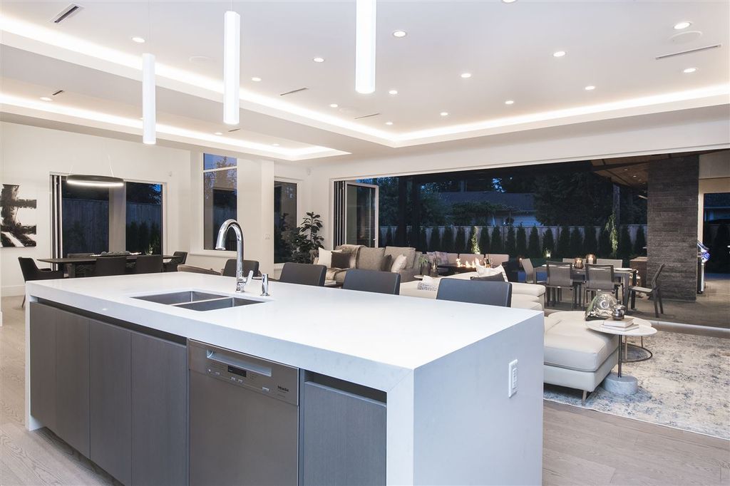 This Elegant Luxury Estate in North Vancouver, Canada was executed by prestigious Marble Construction. The villa has been carefully designed according to the highest quality requirements with attention to detail and combining luxury living with functionality