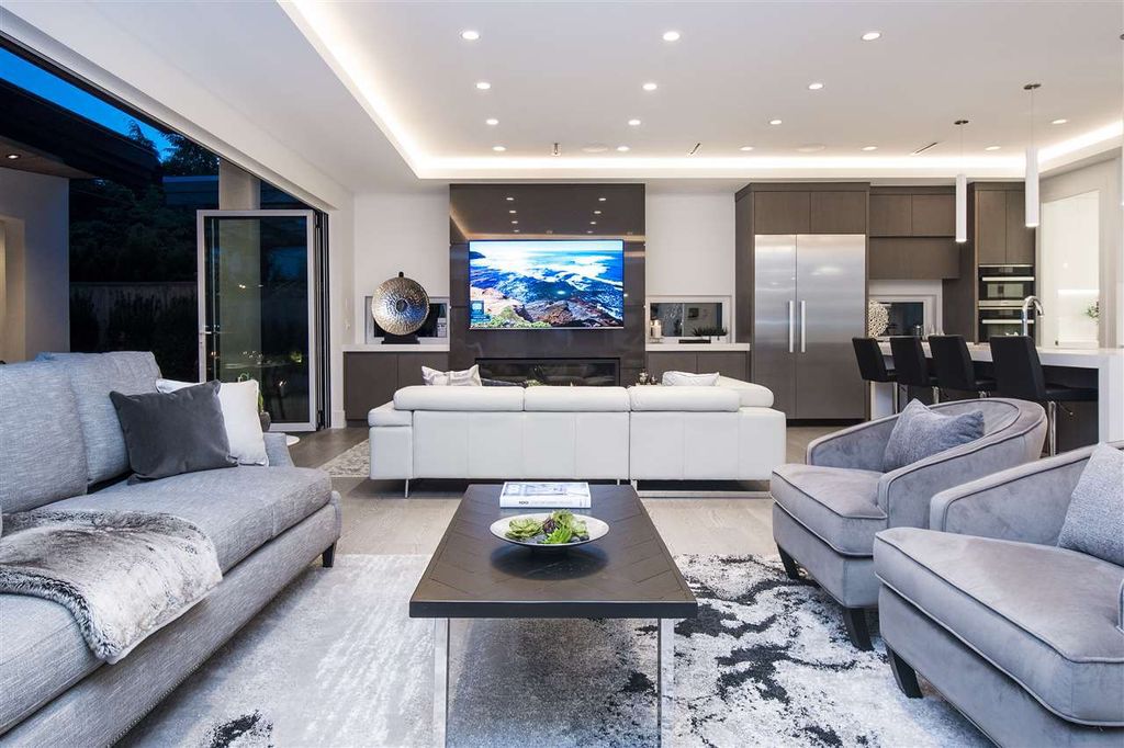 This Elegant Luxury Estate in North Vancouver, Canada was executed by prestigious Marble Construction. The villa has been carefully designed according to the highest quality requirements with attention to detail and combining luxury living with functionality