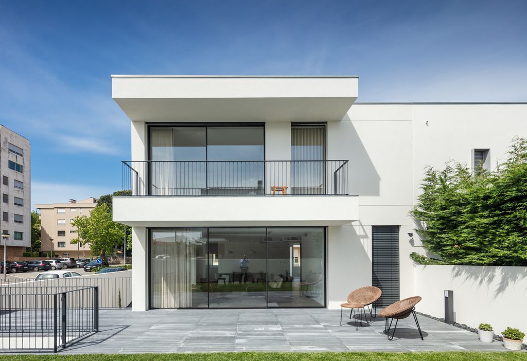 Elegant Maia House in Maia, Portugal by Raulino Silva Arquitecto