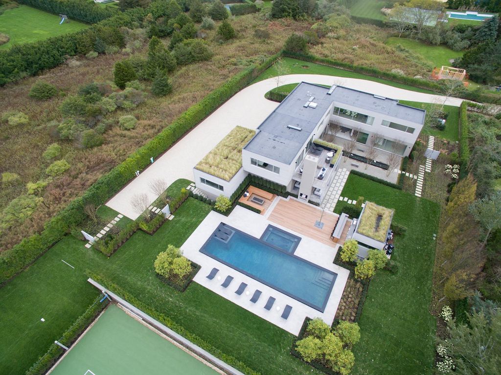 This Exclusive Unparalleled Mansion in Las Vegas Designed by Jason Thomas Architect of Southampton and executed by Sagaponack Builders. This villa has it all: value, location, super generous plot, picturesque setting, top-quality construction, cutting-edge equipment, functionality and elegance of interiors.