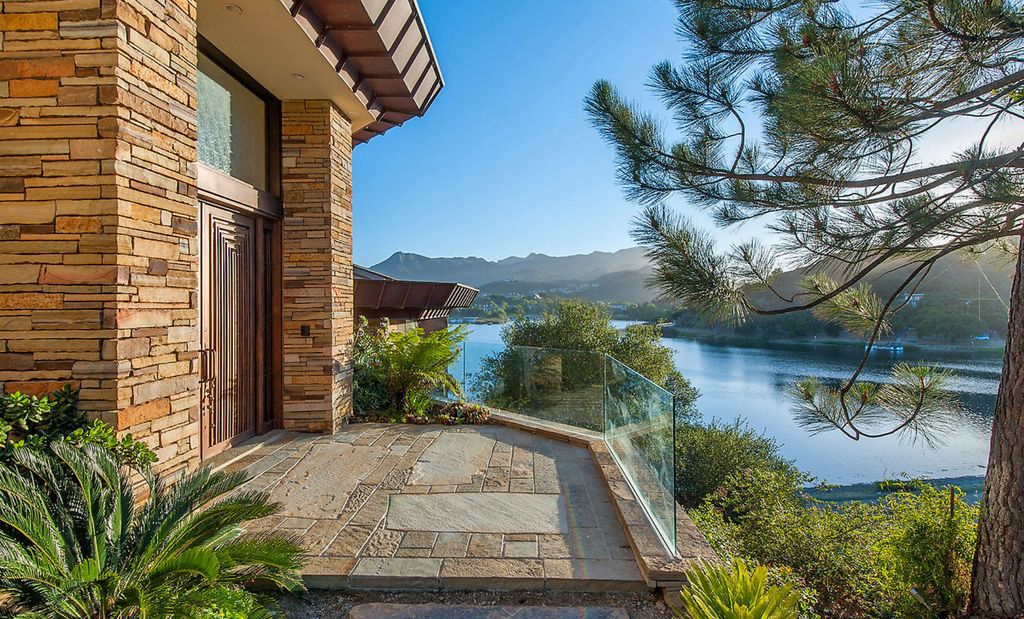 Impressive Mountain View Home in California built by Michael Barsocchini