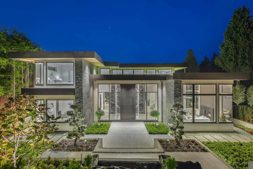 This Incredible View House in West Vancouver, Canada was executed by prestigious Marble Construction. It situated in the heart of Dundarave Village, Vancouver commanding 360 degree views of the ocean, mountains and city skyline