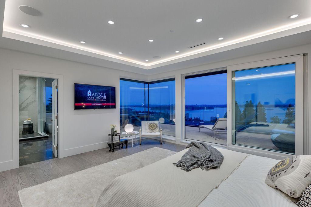 This Incredible View House in West Vancouver, Canada was executed by prestigious Marble Construction. It situated in the heart of Dundarave Village, Vancouver commanding 360 degree views of the ocean, mountains and city skyline