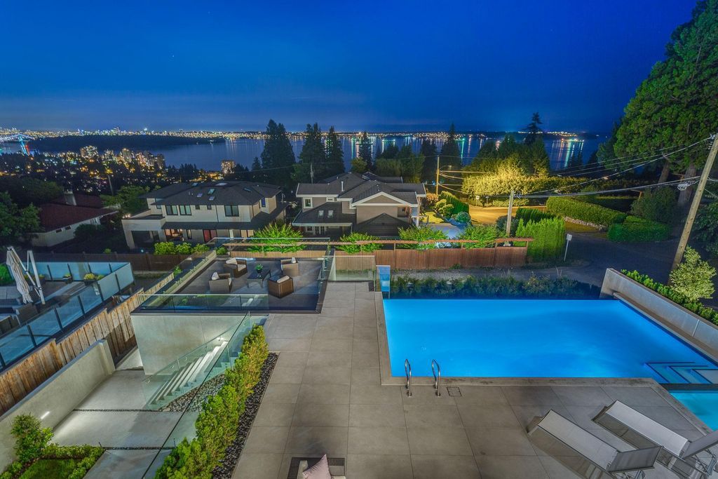 This Incredible View House in West Vancouver, Canada was executed by prestigious Marble Construction. It situated in the heart of Dundarave Village, Vancouver commanding 360 degree views of the ocean, mountains and city skyline