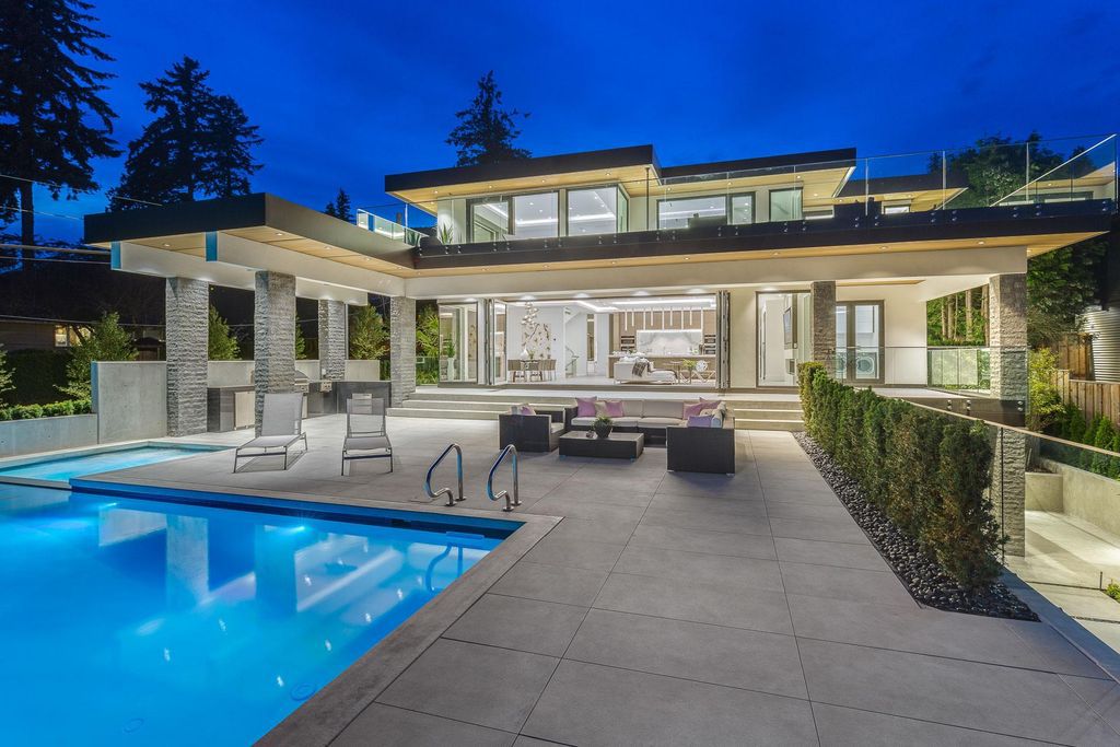 This Incredible View House in West Vancouver, Canada was executed by prestigious Marble Construction. It situated in the heart of Dundarave Village, Vancouver commanding 360 degree views of the ocean, mountains and city skyline