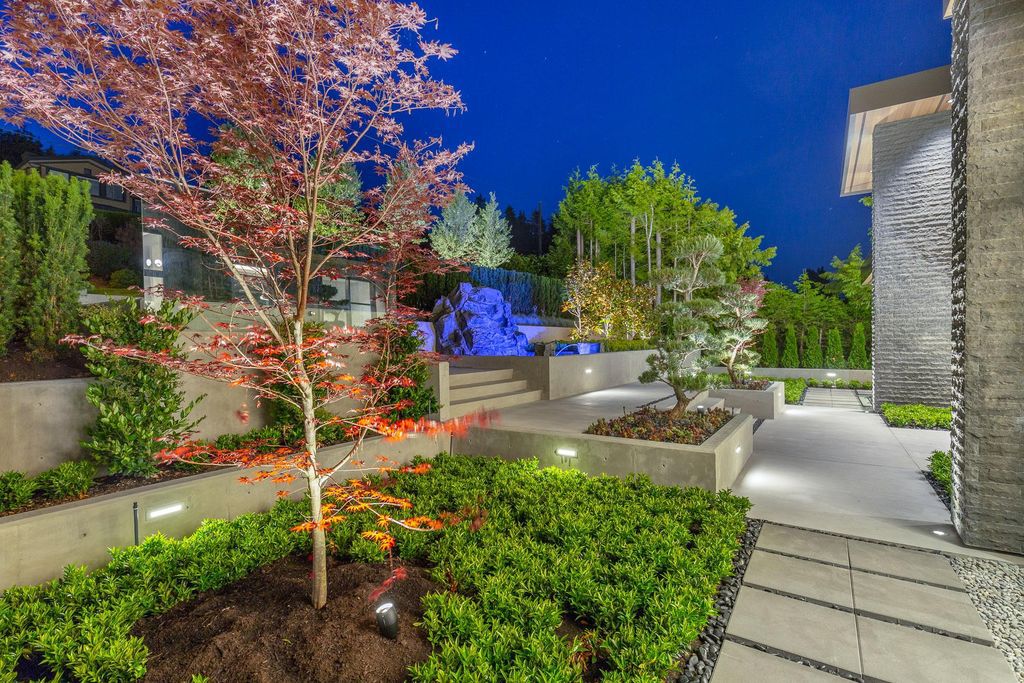 This Incredible View House in West Vancouver, Canada was executed by prestigious Marble Construction. It situated in the heart of Dundarave Village, Vancouver commanding 360 degree views of the ocean, mountains and city skyline