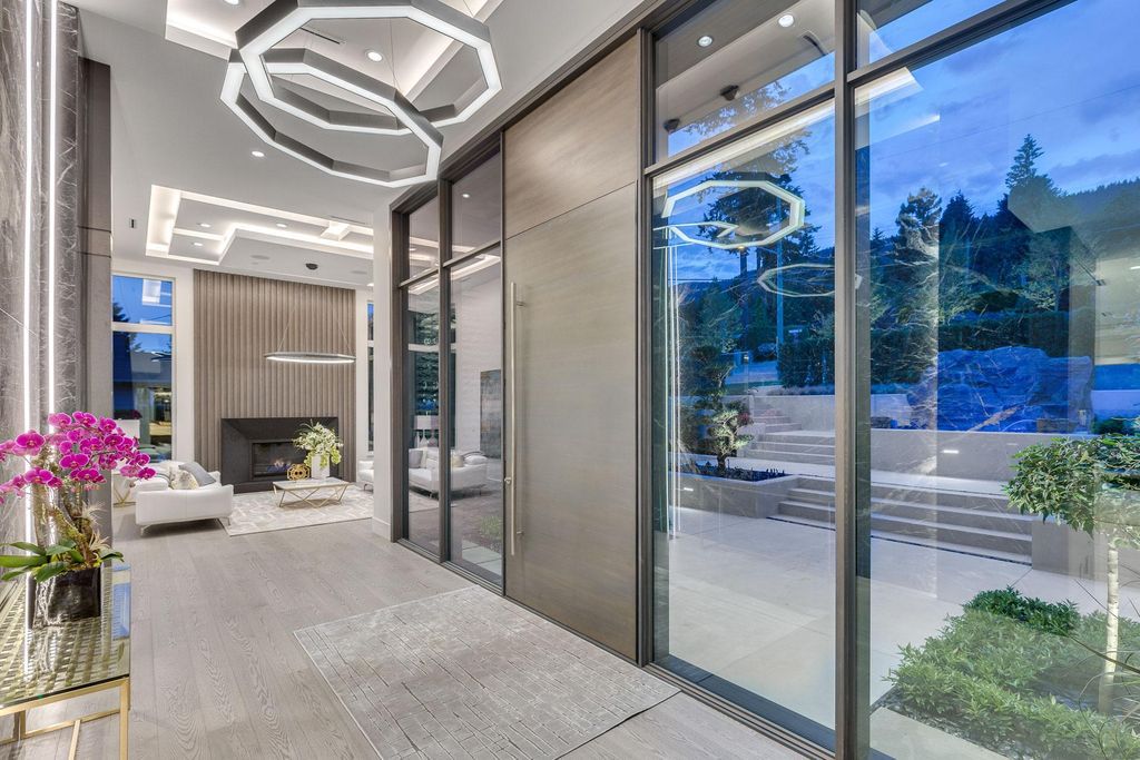 This Incredible View House in West Vancouver, Canada was executed by prestigious Marble Construction. It situated in the heart of Dundarave Village, Vancouver commanding 360 degree views of the ocean, mountains and city skyline