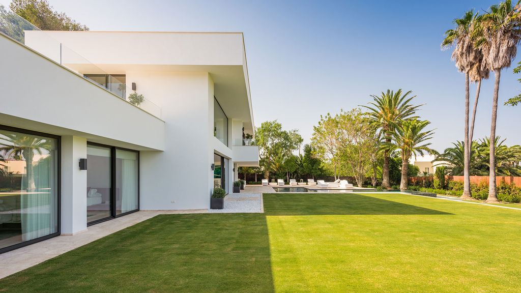 Majestic-Elegance-of-Villa-Sotogrande-Goft-in-Spain-by-Ark-Architects-1