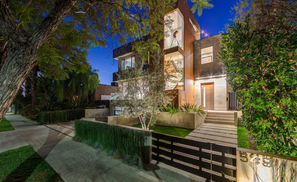 Miracle-Mile-striking-house-in-California-with-360-decree-view-rooftop-deck-21