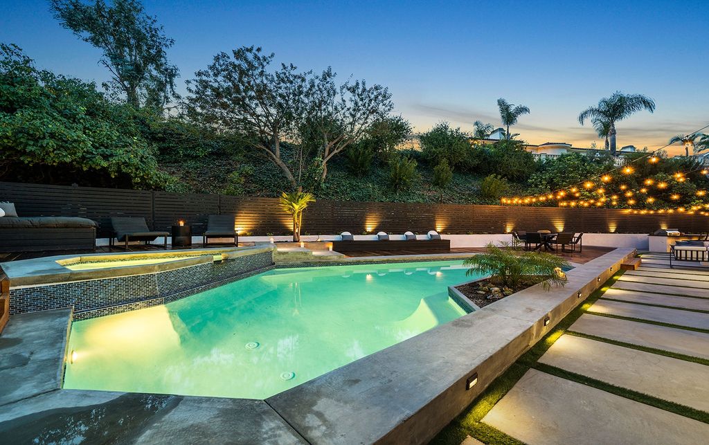 New-Construction-Home-in-the-Bel-Air-Skycrest-area-of-Brentwood-lists-for-4475000-9