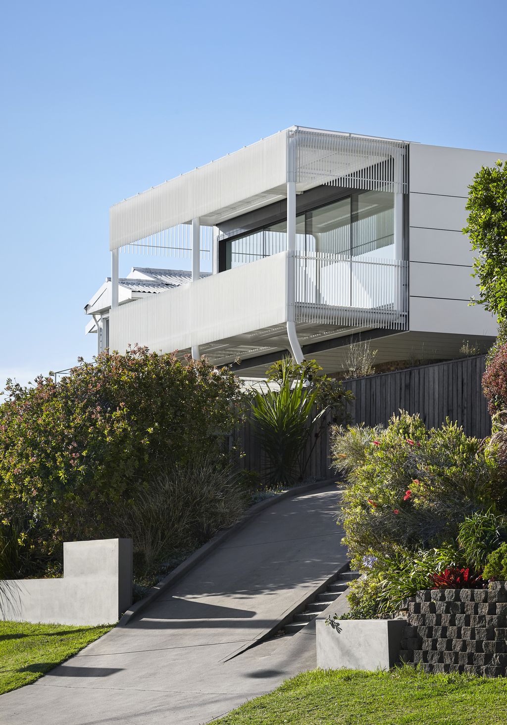 Overlooking the ocean of Greenacres House by Austin Maynard Architects