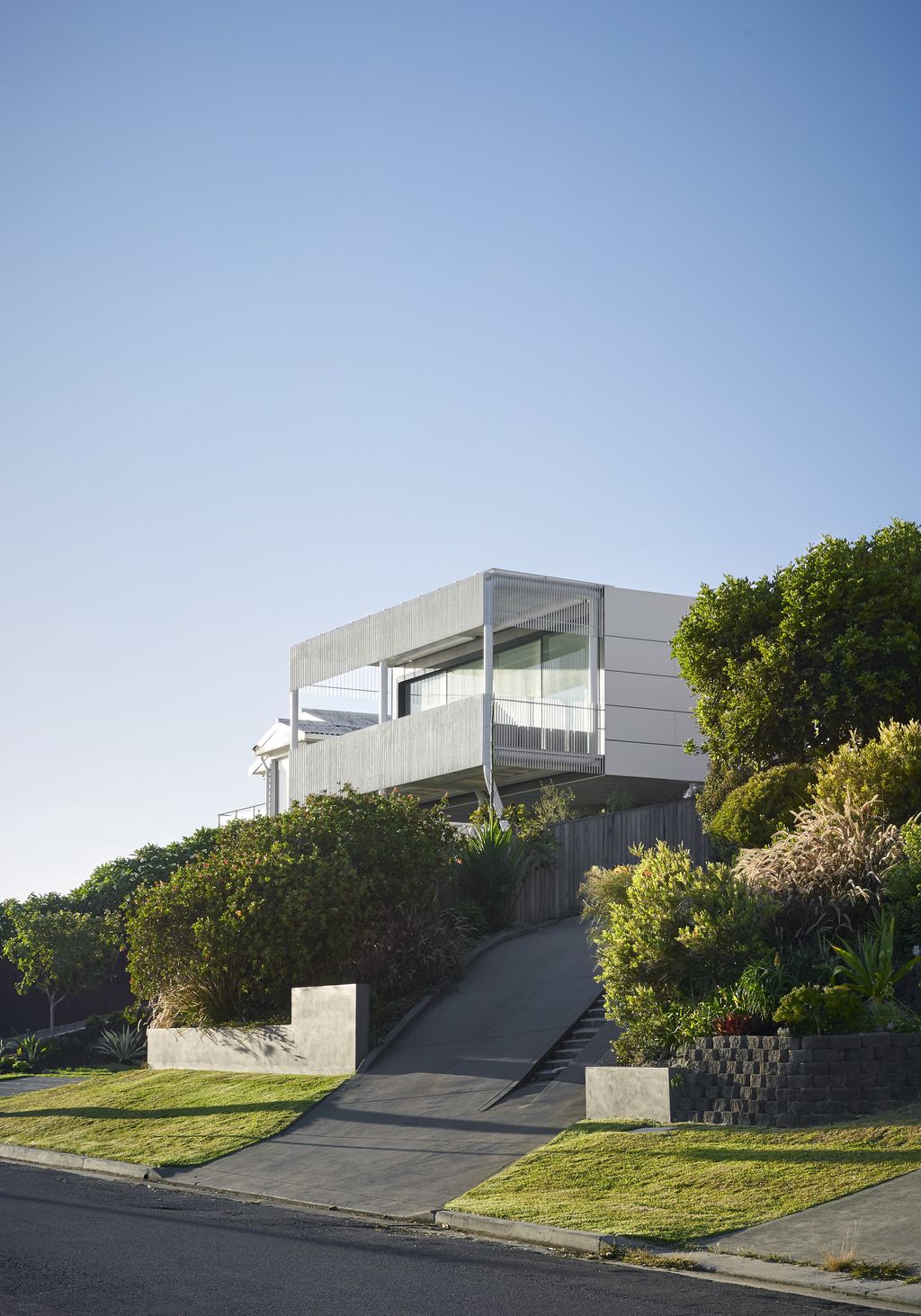 Overlooking the ocean of Greenacres House by Austin Maynard Architects