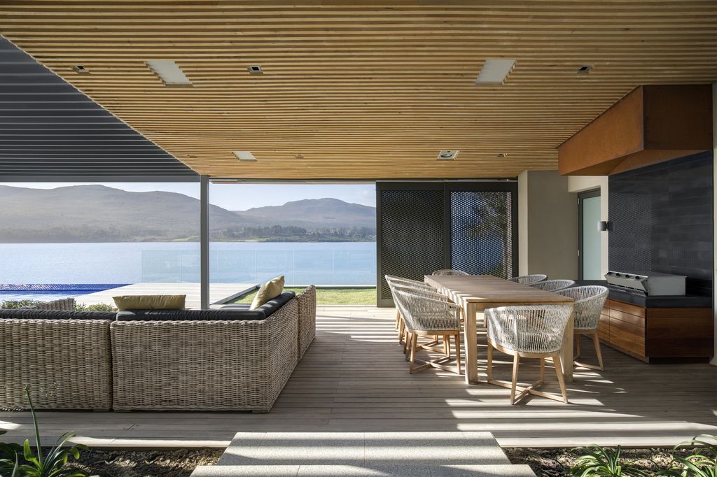 Panoramic-Views-of-The-Landscape-with-Benguela-Cove-House-by-SAOTA-6