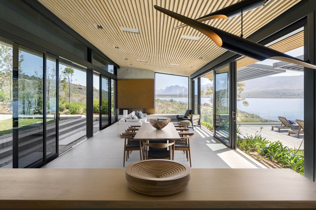 Panoramic-Views-of-The-Landscape-with-Benguela-Cove-House-by-SAOTA-7