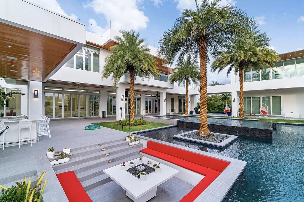 Perfectly-Designed-Florida-Contemporary-Mansion-meets-any-Lifestyle-asking-for-37000000-18