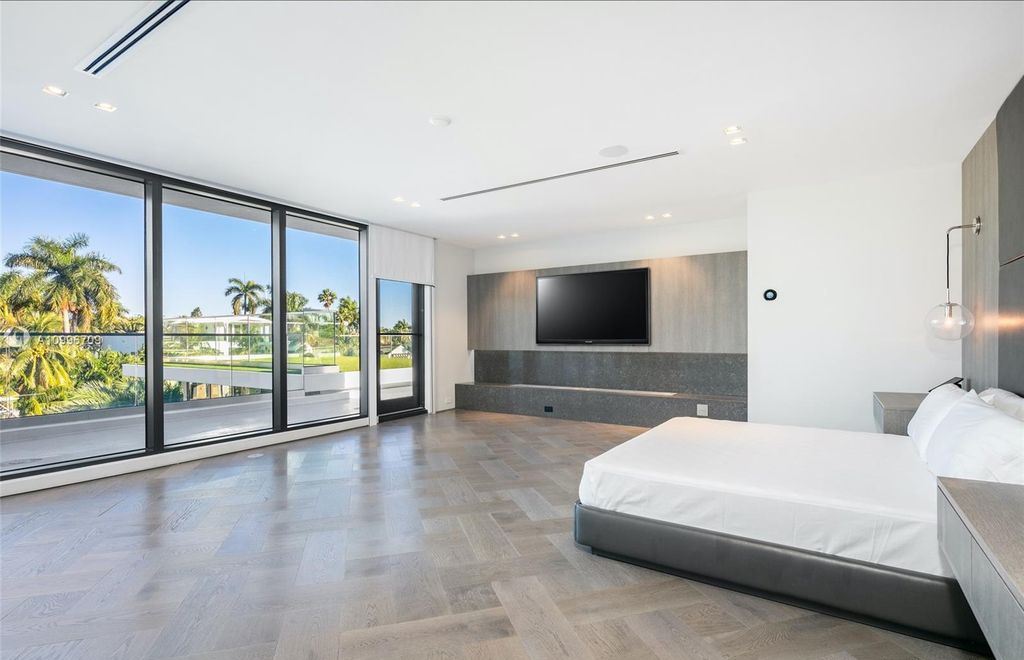 The Fort Lauderdale Home is post minimalist modern where sleek art meets architecture has exciting new finishes now available for sale. This home located at 440 Mola Ave, Fort Lauderdale, Florida; offering 5 bedrooms and 5 bathrooms with over 6,500 square feet of living spaces.