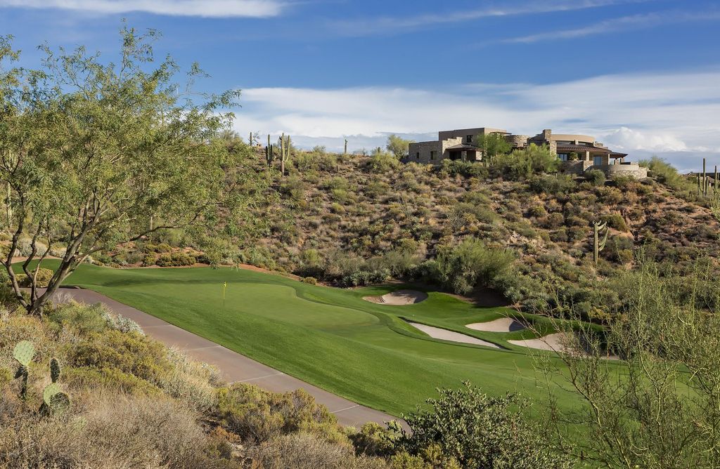 This Stunning Desert Mountain Home in Arizona is world-class art piece created by a perfect combination between prestigious Platinum Homes and talent architect Bing Hu