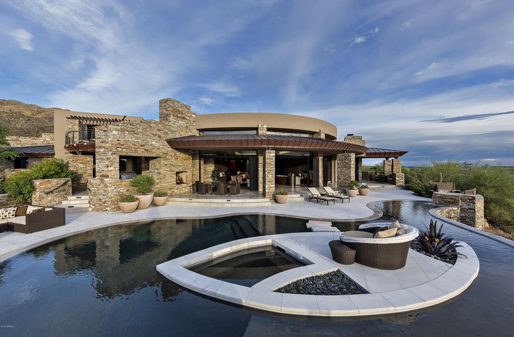 This Stunning Desert Mountain Home in Arizona is world-class art piece created by a perfect combination between prestigious Platinum Homes and talent architect Bing Hu