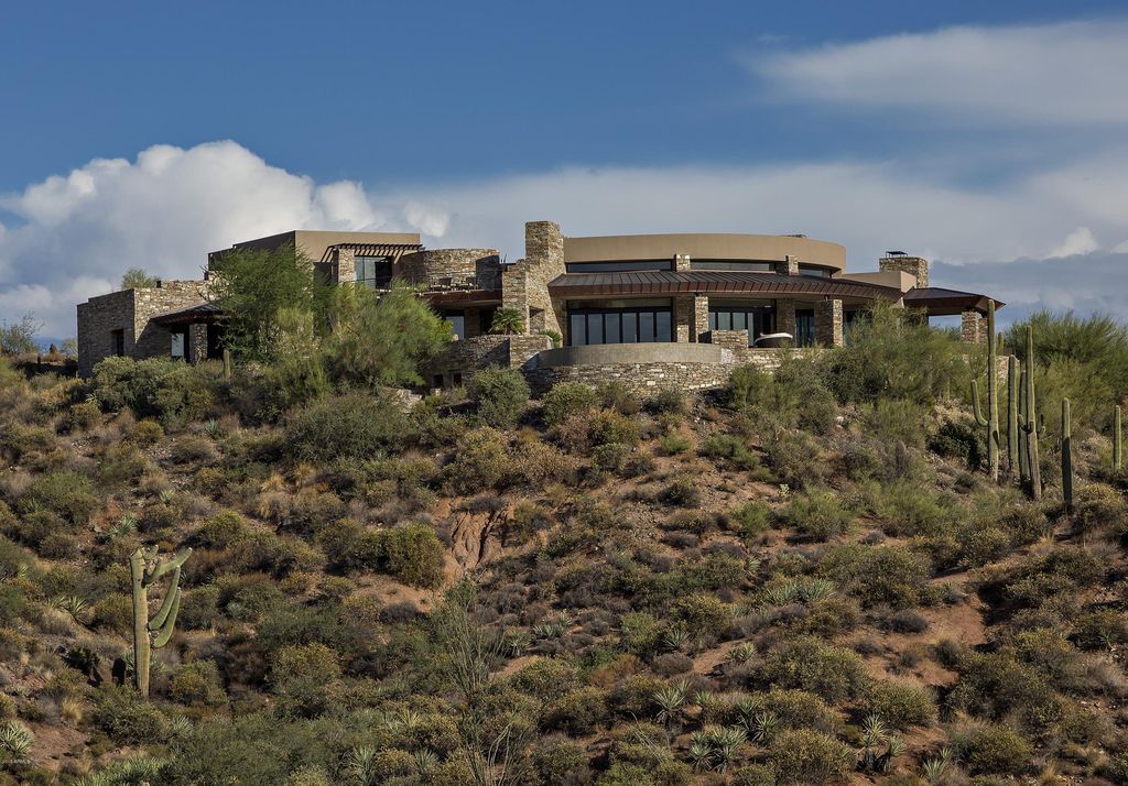 This Stunning Desert Mountain Home in Arizona is world-class art piece created by a perfect combination between prestigious Platinum Homes and talent architect Bing Hu