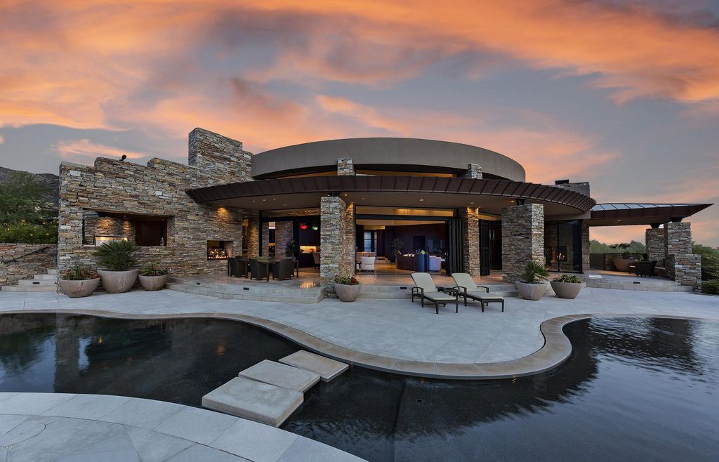 This Stunning Desert Mountain Home in Arizona is world-class art piece created by a perfect combination between prestigious Platinum Homes and talent architect Bing Hu