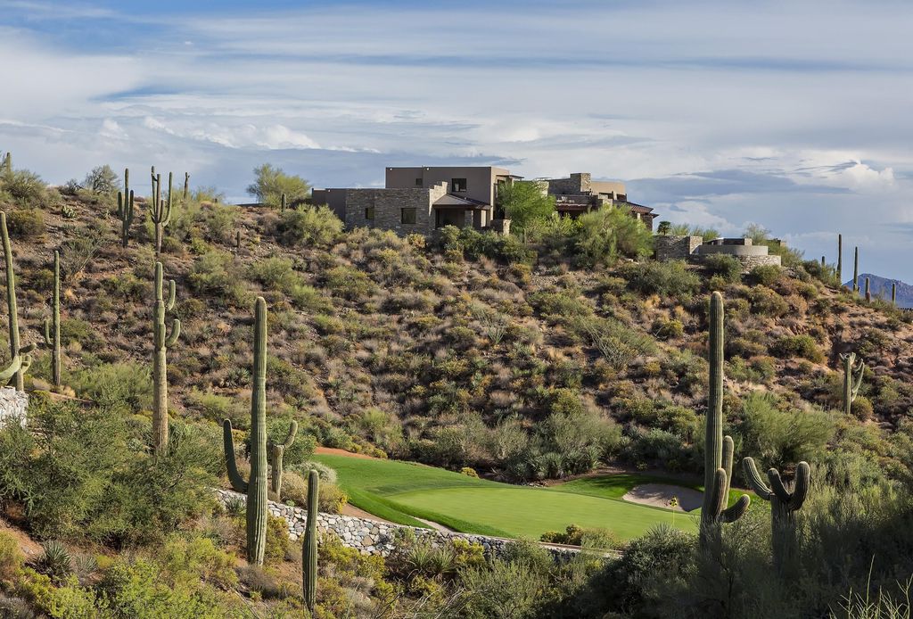 This Stunning Desert Mountain Home in Arizona is world-class art piece created by a perfect combination between prestigious Platinum Homes and talent architect Bing Hu