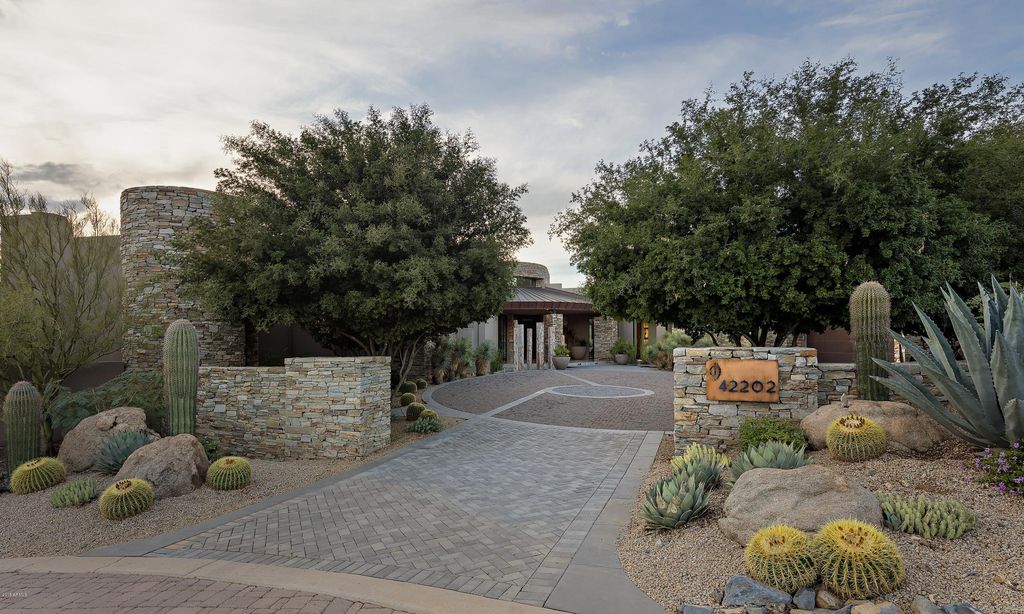 Stunning-Desert-Mountain-Home-in-Arizona-with-Graceful-Architecture-Built-by-Platinum-Homes-5