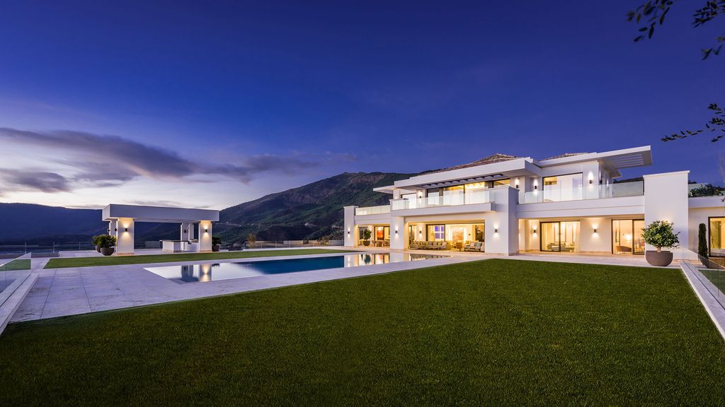 Stunning Luxurious Design of Heaven 11 in La Zagaleta by Ark architects