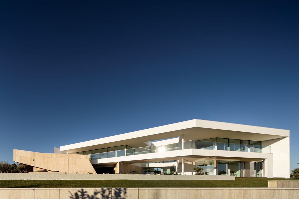 Stunning Modernist Design of Villa Pernoi in Lagos by Mário Martins Atelier 