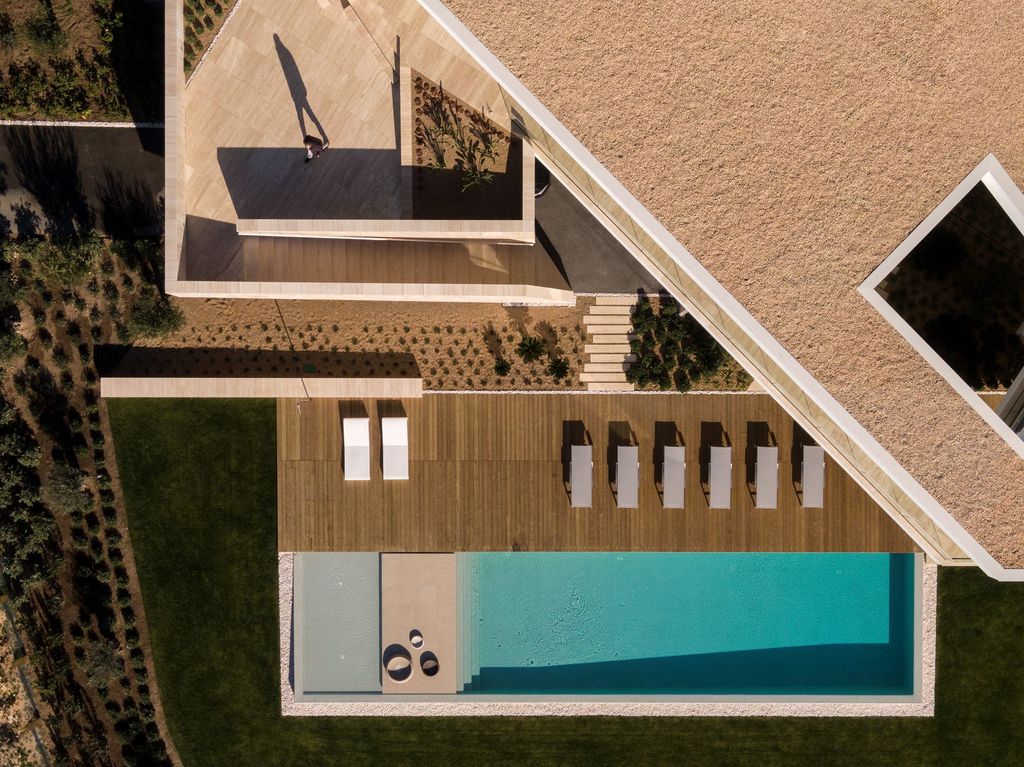 Stunning-Modernist-Design-of-Villa-Pernoi-in-Lagos-by-Mario-Martins-Atelier-5