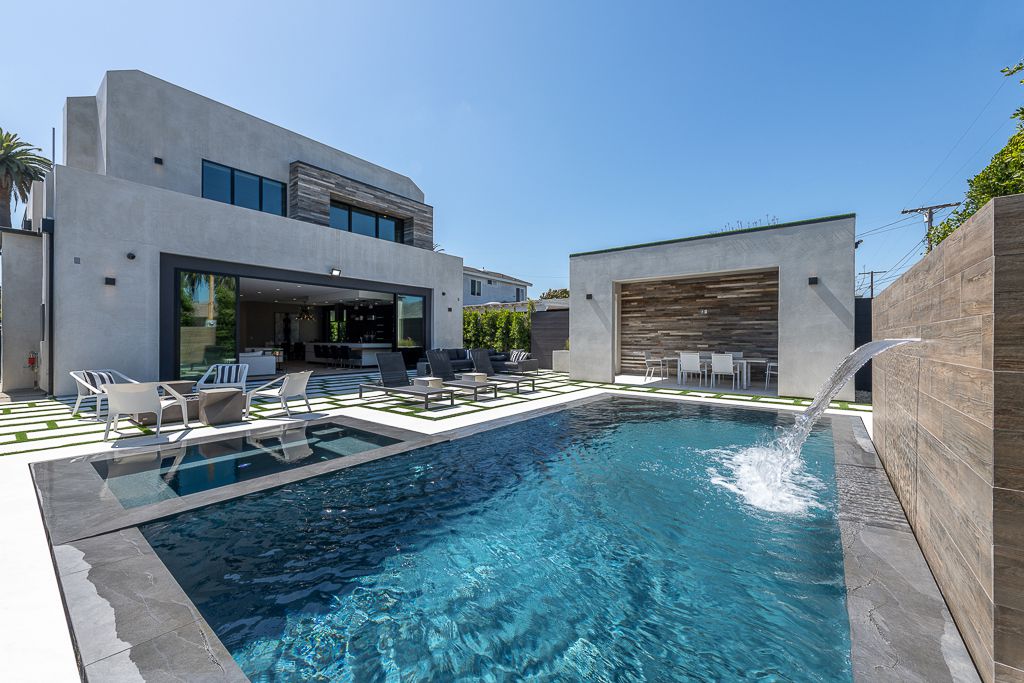 This Stunning Sophisticated Estate in California was designed and built by the Arzuman Brothers in Modern style. The main villa, with an area of 3,498 Sqft built on a plot of 6,018 Sqft, is distributed 2 levels and has been built to the highest standards of quality and the most exquisite materials