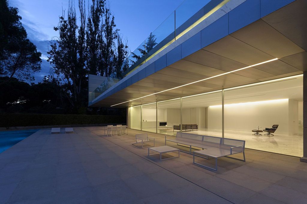The-Modern-Two-storey-Aluminum-House-by-Fran-Silvestre-Arquitectos-3