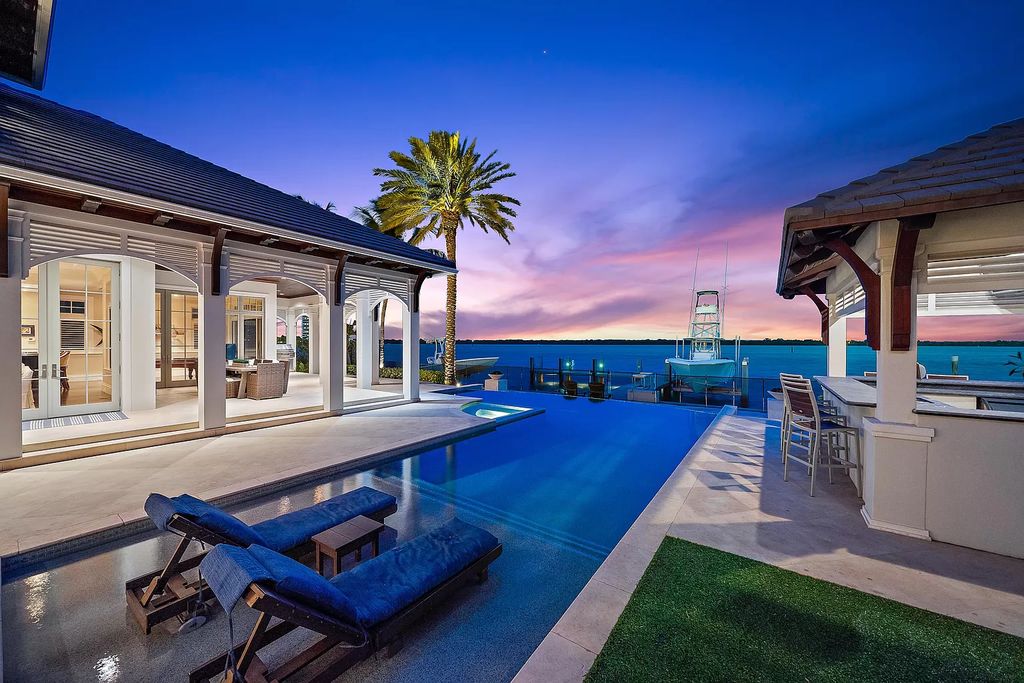 This-10790000-North-Palm-Beach-Home-defines-the-Refined-Luxury-Living-18