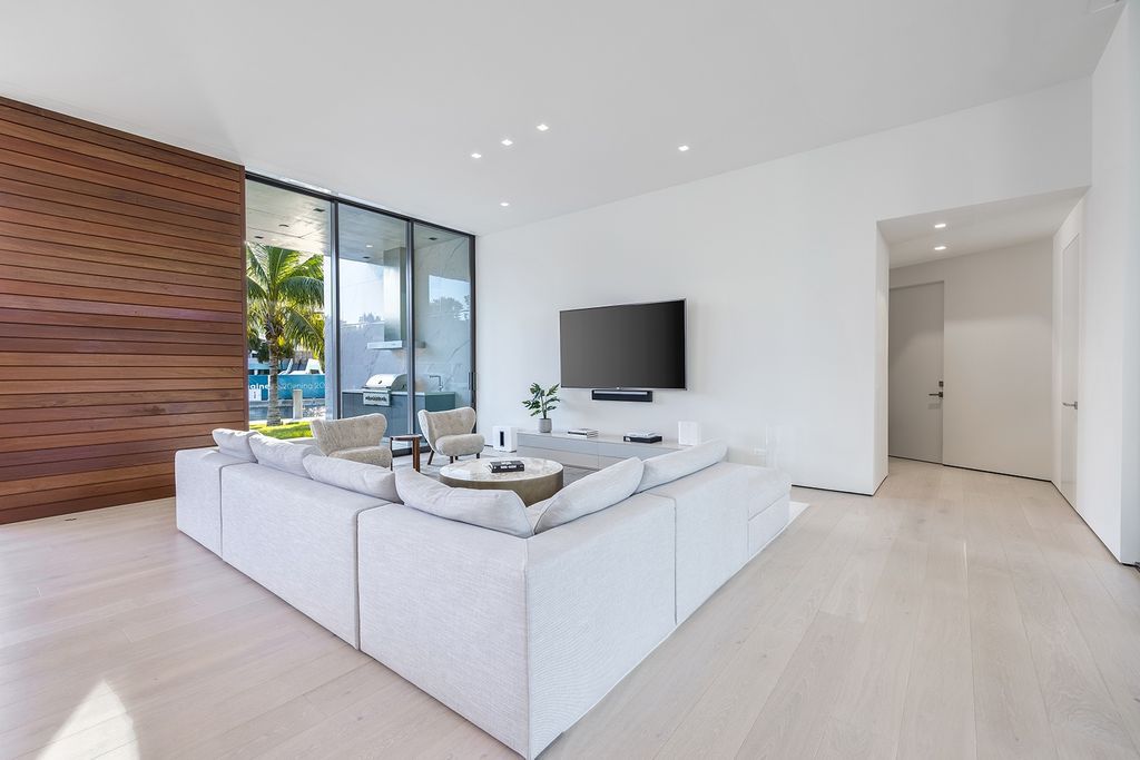 The Contemporary Home in Fort Lauderdale is a true work of art in Harbor Beach with nothing short of the best qualities now available for sale. This home located at 1638 River Ln, Fort Lauderdale, Florida; offering 5 bedrooms and 5 bathrooms with over 5,000 square feet of living spaces.