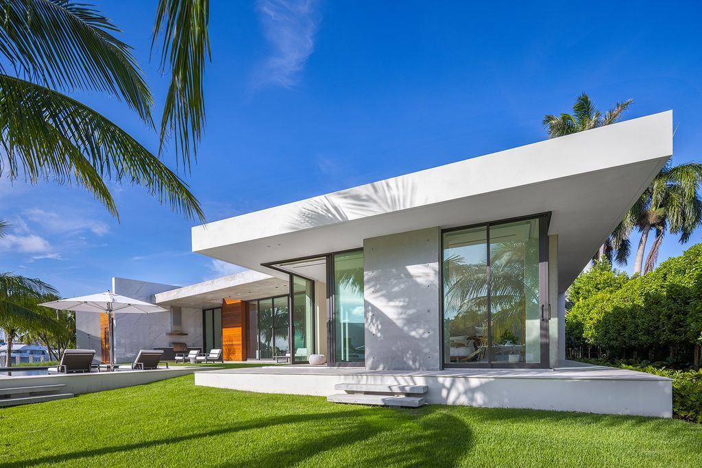 The Contemporary Home in Fort Lauderdale is a true work of art in Harbor Beach with nothing short of the best qualities now available for sale. This home located at 1638 River Ln, Fort Lauderdale, Florida; offering 5 bedrooms and 5 bathrooms with over 5,000 square feet of living spaces.