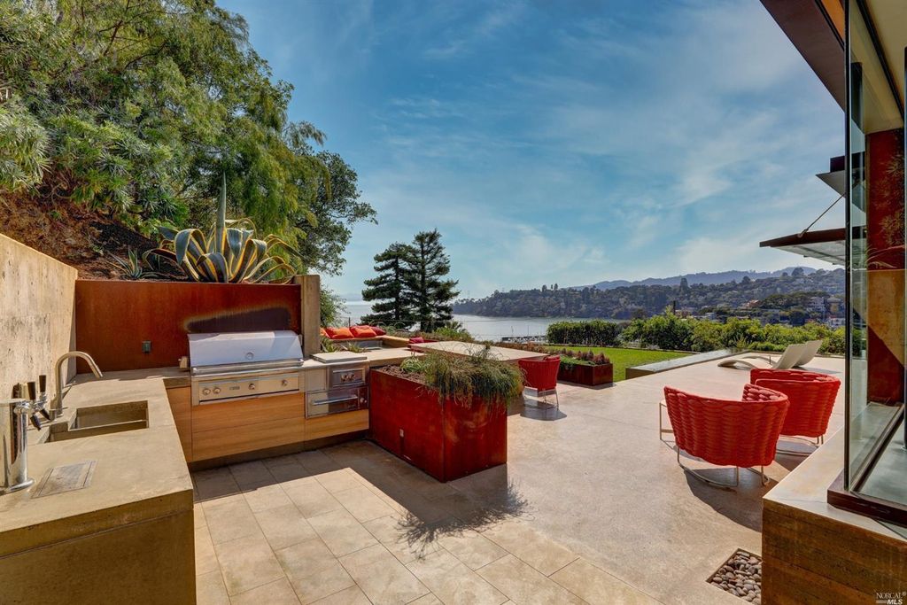 This-13700000-Masterfully-Designed-Home-in-Tiburon-offers-Panoramic-Views-of-Golden-Gate-Bridge-27