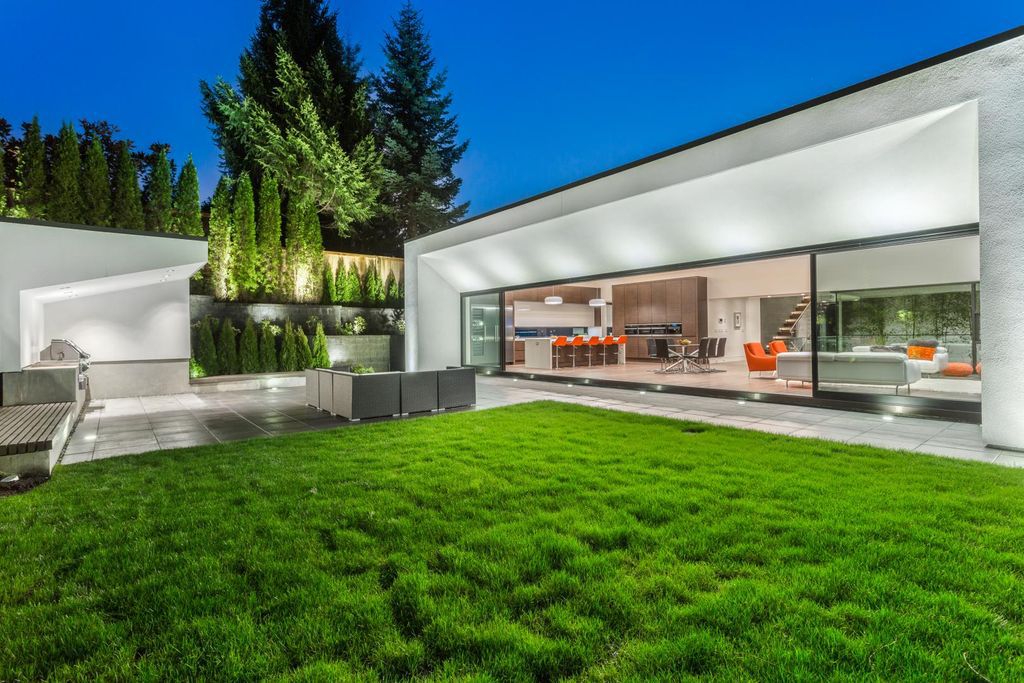 The Extraordinary Modern Home in North Vancouver is a luxurious home now available for sale. This home located at 910 Leovista Ave, BC, North Vancouver, Canada