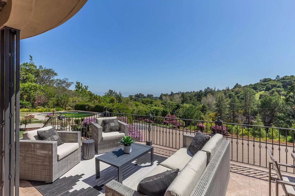 This-5498000-Grand-Home-in-Los-Altos-presents-Abundant-Space-for-Entertaining-18