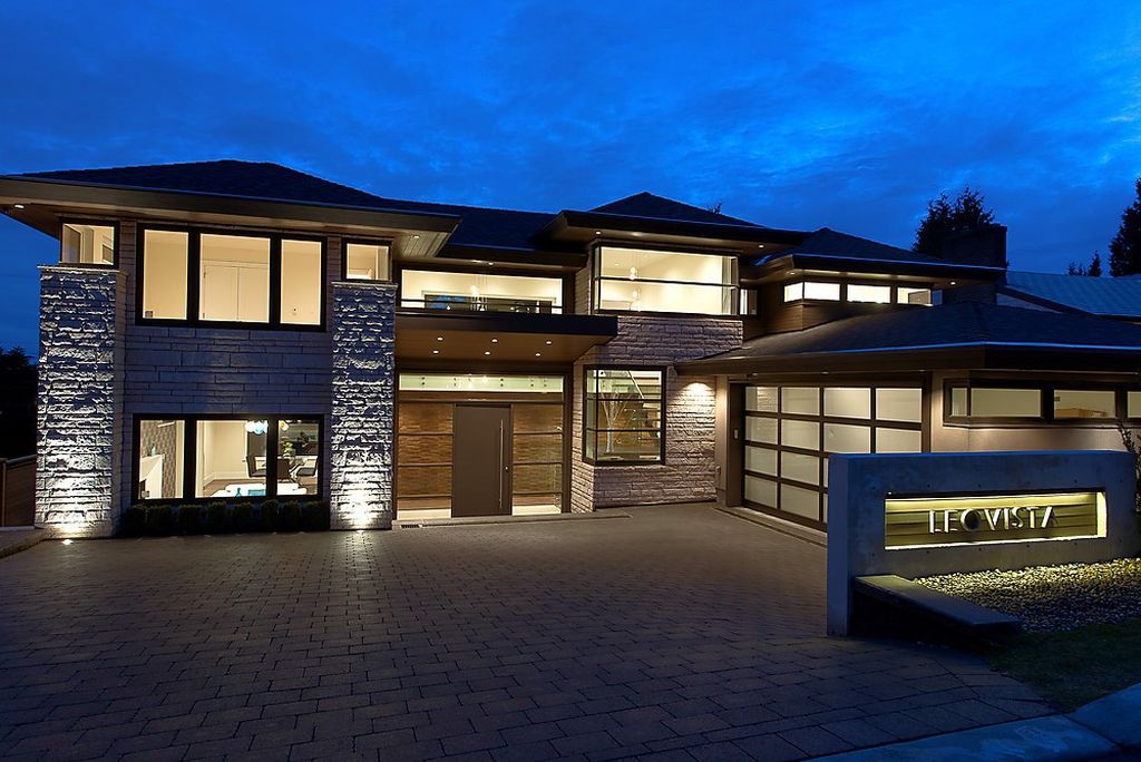 This Luxury House in North Vancouver, Canada was executed by prestigious Marble Construction