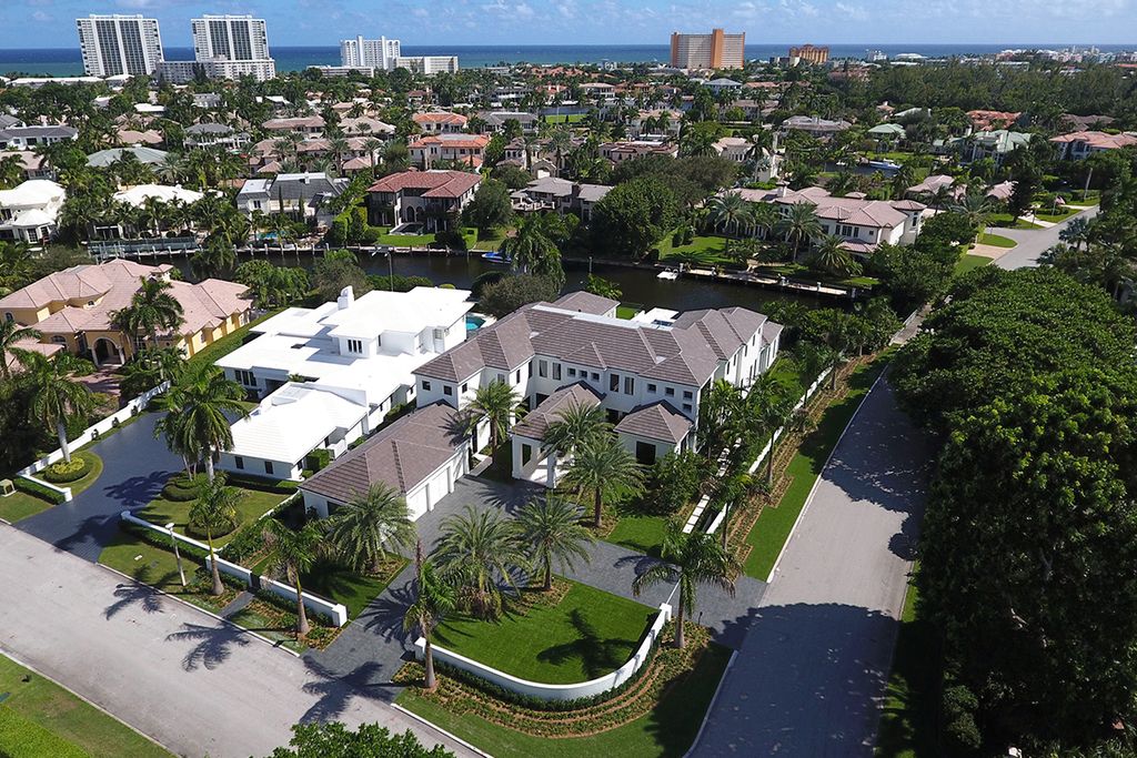 This Waterfront Dreamscape Villa in Boca Raton, Florida, was executed by prestigious SRD Building Corp. This house located in the most luxurious and exclusive of all communities, Royal Palm Yacht & Country Club
